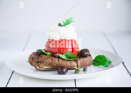 Gerste Zwieback Dakos, gekrönt mit Feta Käse, Tomaten würfeln, Olivenöl und Oregano, griechische Vorspeise Stockfoto