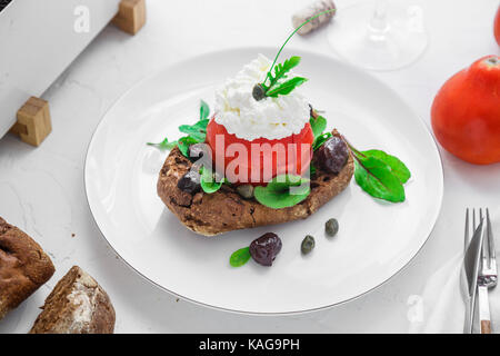 Dakos Gerste Zwieback mit mizitra Käse, Tomaten, Oliven, Oregano und Olivenöl. Kretischen Vorspeisen Stockfoto