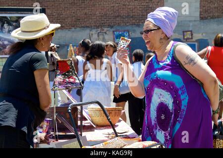 Juni 16, 2012 - Philadelphia, PA, USA: Afro-amerikanische Frauen über den Preis für handgefertigte Ware feilschen an einer im Afro-amerikanische Kunst Expo in P Stockfoto