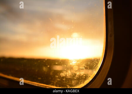 Moody's nachdenkliche Sonnenuntergang Blick aus dem Fenster eines Zuges Stockfoto