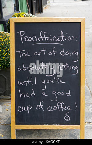 Ein Zeichen vor einem Café im Hof Straße in Cobble Hill ein neues Wort procaffeination, die srt von procrastinating, bis man hat/hatte. Stockfoto