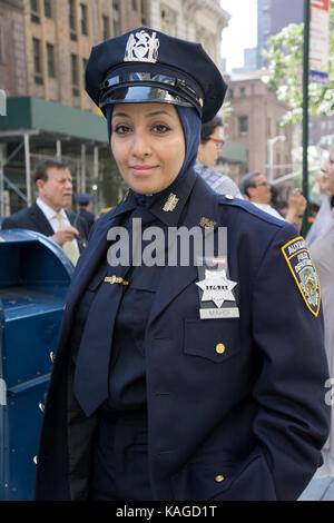 Eine attraktive Jemenitischen hilfs Polizistin an er Muslimische Day Parade in Midtown Manhattan, New York City. Stockfoto