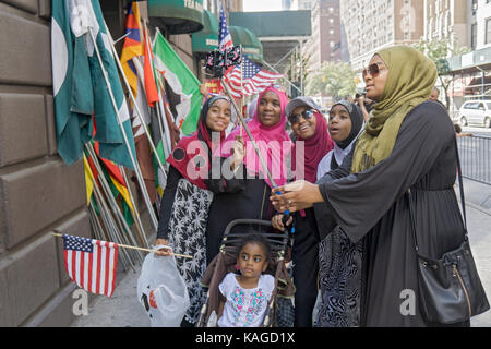 Eine Familie aus Tansania ein selfie an der moslemischen Day Parade in Midtown Manhattan, New York City. Stockfoto