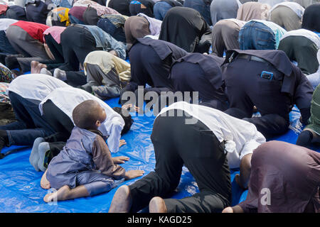 Ein Junge an Gebete bei der Muslimischen Day Parade in Midtown Manhattan, New York City. Stockfoto