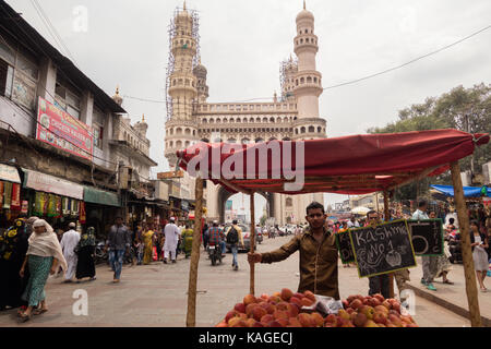 HYDERABAD, INDIEN - 25. SEPTEMBER 2017. Ein Blick auf historische Charminar im Hintergrund in Hyderabad, Indien. Stockfoto