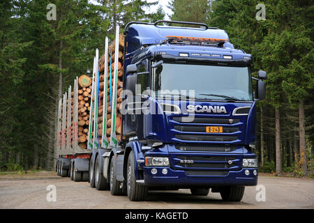 LAUKAA, Finnland - 22. SEPTEMBER 2017: Dunkelblau Scania R730 logging Truck mit einem log Last mit Spruce Tree Wald auf dem Hintergrund auf Scania L geparkt Stockfoto