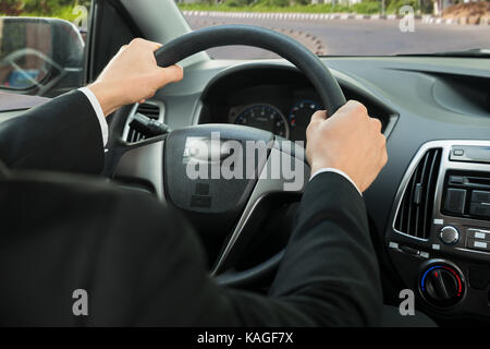 Nahaufnahme der Hand des Fahrers auf das Lenkrad während der Fahrt Auto Stockfoto