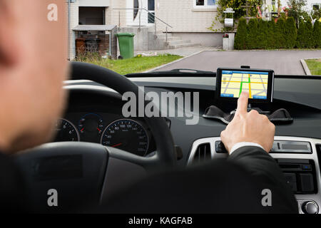 Close-up ein Geschäftsmann mit GPS-Navigationssystem im Auto. Stockfoto