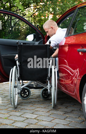 Porträt eines Behinderten Autofahrer mit einem Rollstuhl Stockfoto