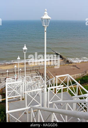 Ein Blick auf den Strand Zugang Schritte unten im Westen Klippen an der North Norfolk resort Cromer, Norfolk, England, Vereinigtes Königreich. Stockfoto