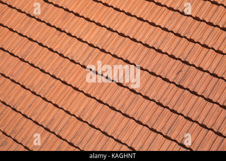 Traditionelle Red Roof Tiling, Hintergrund Foto Textur Stockfoto