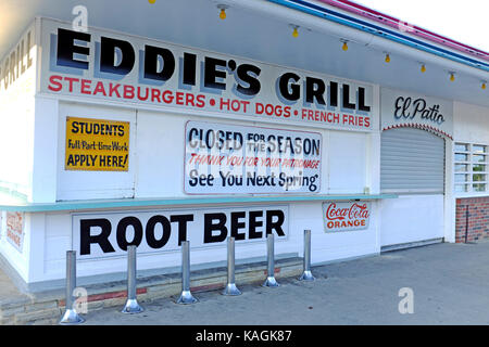 Eddie's Grill ist seit 1950 ein fester Bestandteil des Geneva-on-the-Lake Strips, der Gäste und Sommergäste in Ohios erste Sommerferienstadt anzieht. Stockfoto