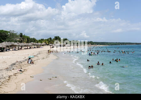 Playa Rancho Luna in der Nähe von Cienfuegos an einem heißen Sommertag in Kuba. Stockfoto