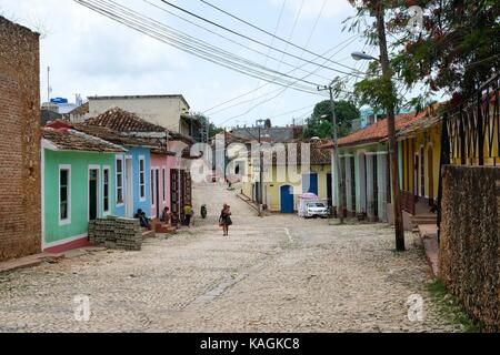 Eine bunte gepflasterte Straße in Trinidad, Kuba. Stockfoto