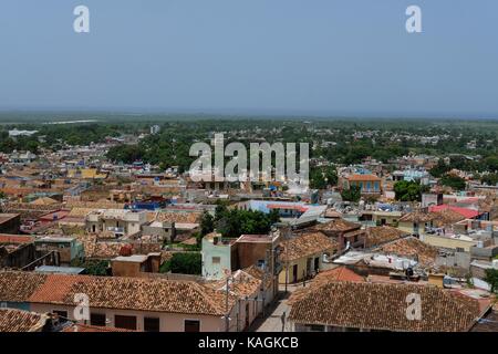 Der Blick über die Gipfel der bunten Häuser in Trinidad, Kuba. Stockfoto