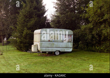 Wohnwagen im Garten, Normandie, Frankreich Stockfoto