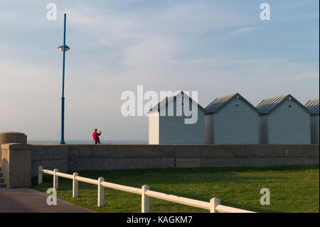 Mann seascape Fotografieren auf dem Smartphone, Normandie, Frankreich Stockfoto