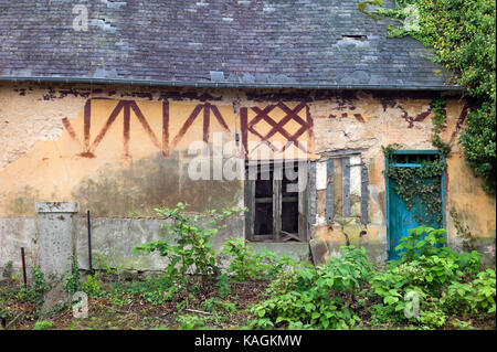 Verfallenes Bauernhaus, Normandie, Frankreich Stockfoto