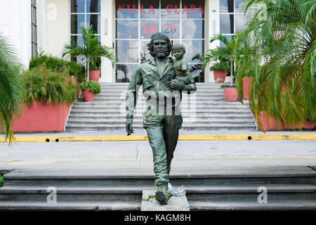 Estatua Che y Niño in Santa Clara, Kuba. Die Statue zeigt den kubanischen Revolutionär Che Guevara, der einen jungen Jungen hält und die nächste Generation symbolisiert Stockfoto