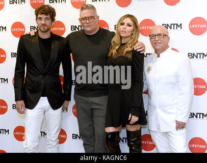 Foto muss Gutgeschrieben © Alpha Presse 07996522/09/2017 Max Rogers, Giles Deacon, Abtei Abi Abigail Clancy und Nicky Johnston am Britains Next Top Model 2017 Fotoshooting im Store Studios in London. Stockfoto