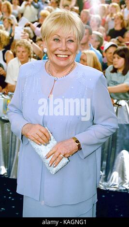 © ALPHA 044261 26/05/01 LIZ DAWN - BRITISH SOAP AWARDS 2001 BEI DER BBC TV-CENTER IN LONDON. Stockfoto