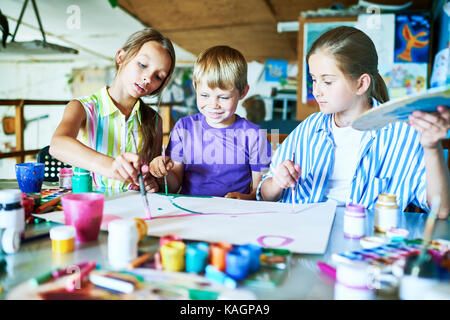 Kinder Malen im Kunstunterricht Stockfoto