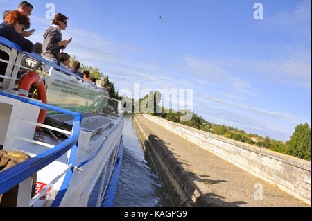 Kreuzfahrt Schiff Überqueren der Kanalbrücke in Béziers in Südfrankreich auf dem Canal du Midi Stockfoto