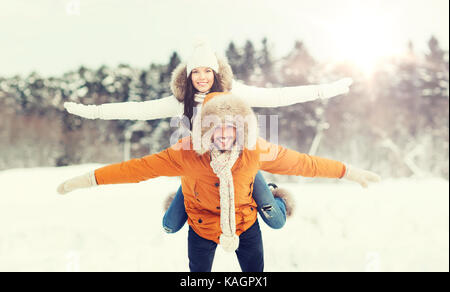 glückliche Paare, die Spaß über Winter Hintergrund Stockfoto