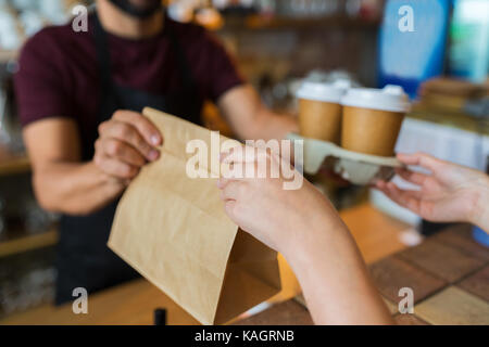 Mann oder Barkeeper Kunde bei Coffeeshop serviert Stockfoto