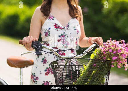 Nahaufnahme der Frau mit fixie Fahrrad im Park Stockfoto