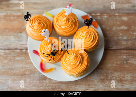 Halloween Party Cupcakes mit Dekorationen auf Platte Stockfoto