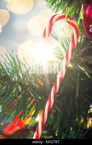 Nahaufnahme von Zuckerrohr Süßigkeiten am Weihnachtsbaum Stockfoto