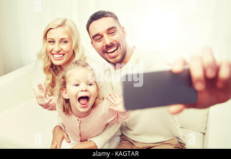 Familie nehmen Selfie mit Smartphone zu Hause Stockfoto