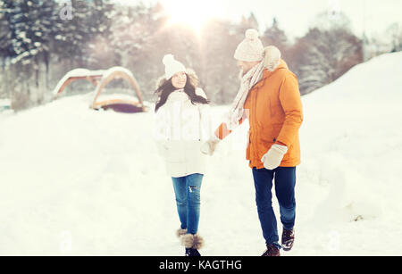 glückliches Paar zu Fuß über Winter Hintergrund Stockfoto