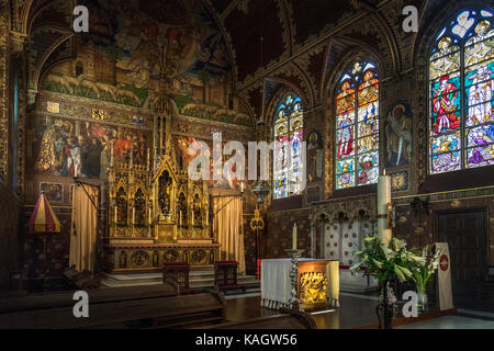 Interieur des 12. Jahrhunderts Basilika des Heiligen Blutes - Eine römisch-katholische Basilika in Burg Platz in der Stadt von Brügge, Belgien. Stockfoto