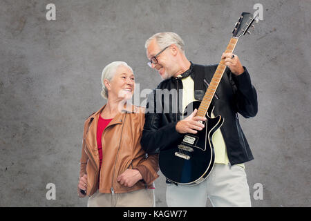 Gerne älteres Paar mit E-Gitarre Stockfoto
