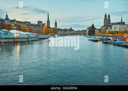 Sonnenuntergang Panorama der Stadt Zürich und Reflexion in der Limmat, Schweiz Stockfoto