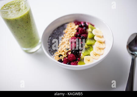 Smoothie und Schüssel mit Joghurt mit Früchten und Samen Stockfoto