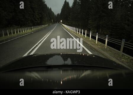 Nacht Autobahn fahren. Moderne LED-Beleuchtung vorn im Auto verwenden. Helle weiße Ausleuchtung der Fahrbahn. Stockfoto