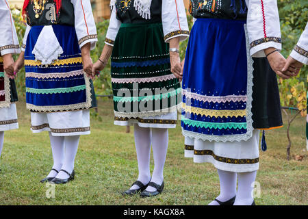 Thessaloniki, Griechenland - 21. September 2017: Gruppe der griechischen Folklore Tanz während der Erntezeit Stockfoto