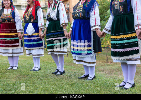 Thessaloniki, Griechenland - 21. September 2017: Gruppe der griechischen Folklore Tanz während der Erntezeit Stockfoto