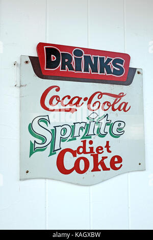 Old-school Soda Zeichen an der Wand aufhängen Werbung Coca-Cola, Sprite, Cola Light. Stockfoto