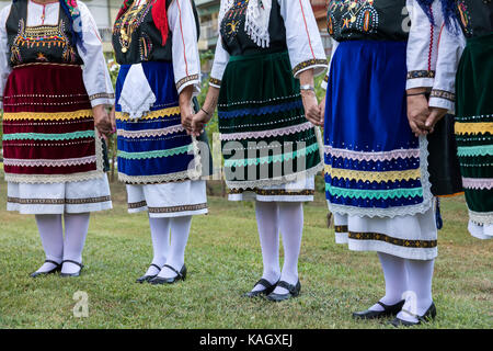 Thessaloniki, Griechenland - 21. September 2017: Gruppe der griechischen Folklore Tanz während der Erntezeit Stockfoto