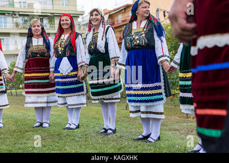 Thessaloniki, Griechenland - 21. September 2017: Gruppe der griechischen Folklore Tanz während der Erntezeit Stockfoto