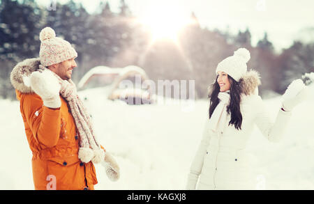 glückliches Paar spielen im Winter Schneebälle Stockfoto