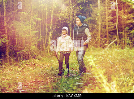 zwei glückliche Kinder Waldweg entlang Stockfoto