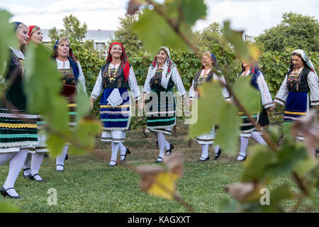 Thessaloniki, Griechenland - 21. September 2017: Gruppe der griechischen Folklore Tanz während der Erntezeit Stockfoto