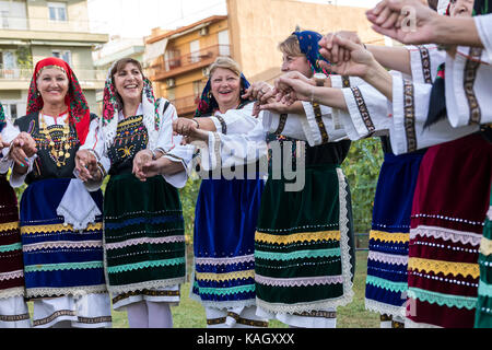 Thessaloniki, Griechenland - 21. September 2017: Gruppe der griechischen Folklore Tanz während der Erntezeit Stockfoto