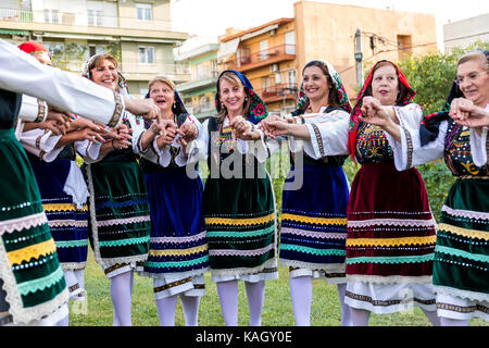 Thessaloniki, Griechenland - 21. September 2017: Gruppe der griechischen Folklore Tanz während der Erntezeit Stockfoto