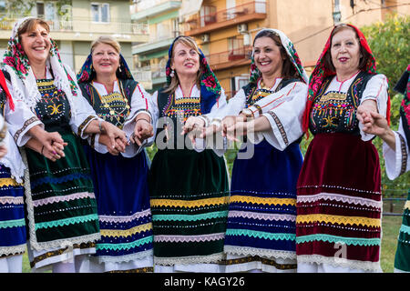 Thessaloniki, Griechenland - 21. September 2017: Gruppe der griechischen Folklore Tanz während der Erntezeit Stockfoto